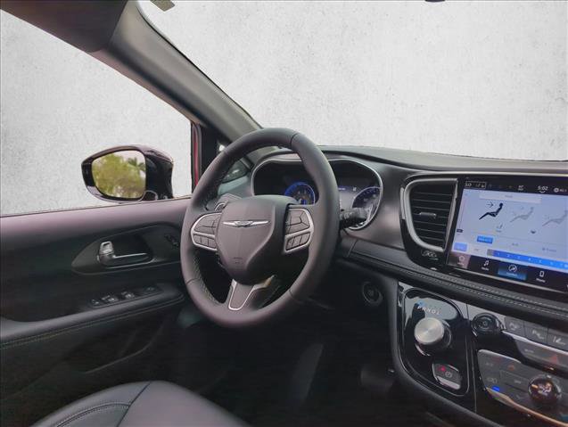 Used 2025 Chrysler Pacifica Select image 29