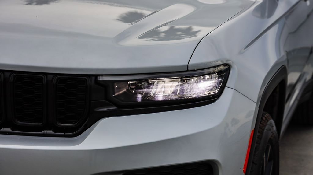 Used 2024 Jeep Grand Cherokee Altitude image 5