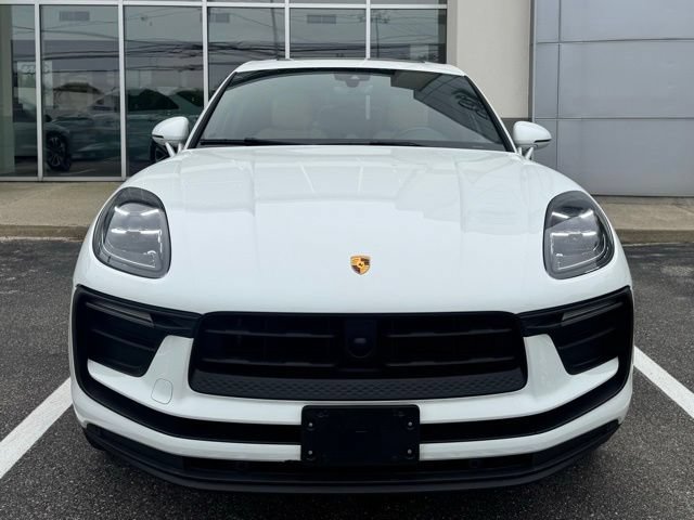 Used 2025 Porsche Macan AWD/4WD image 2