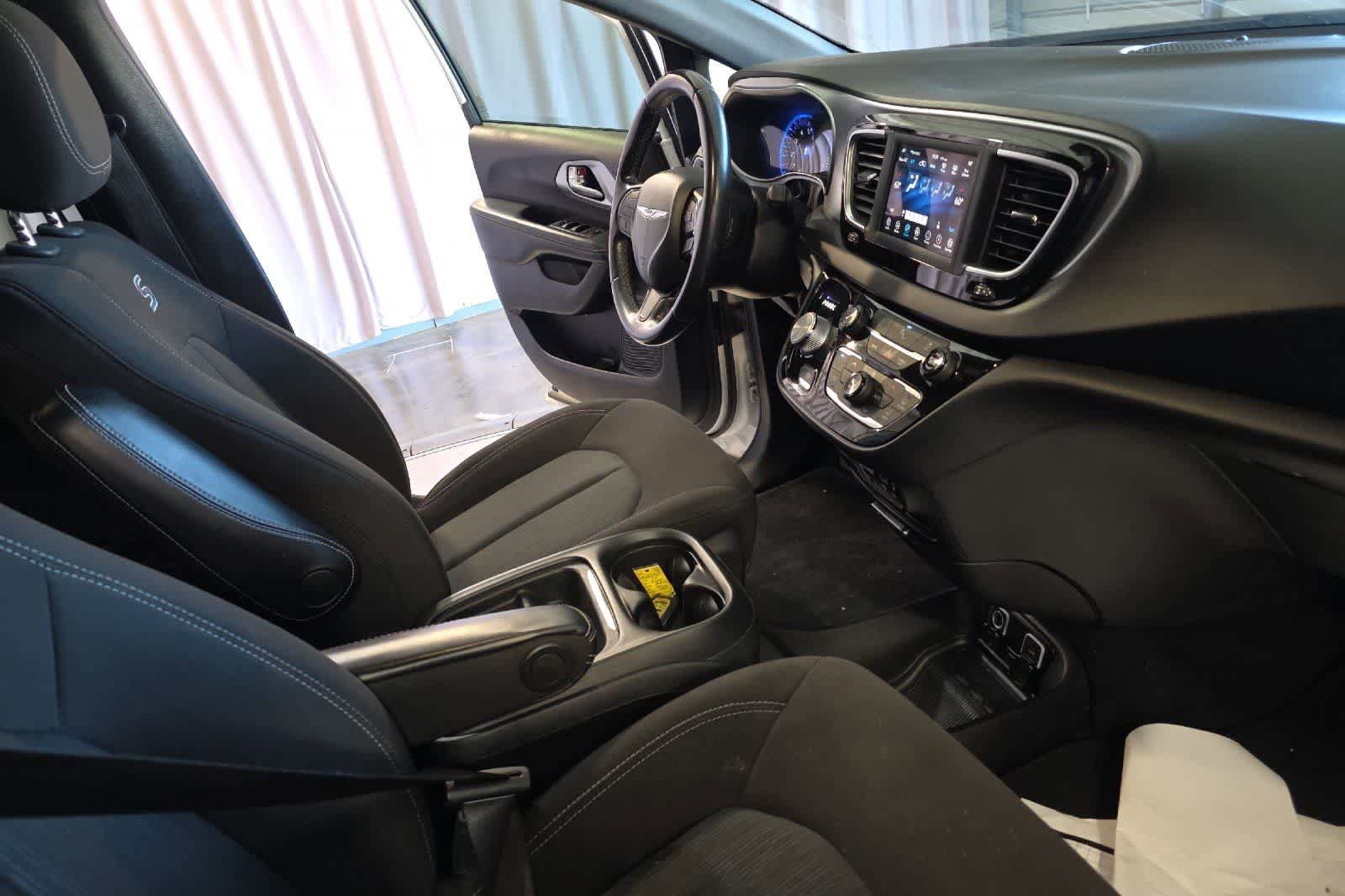 Used 2020 Chrysler Pacifica Touring w/ S Appearance Package FWD image 18