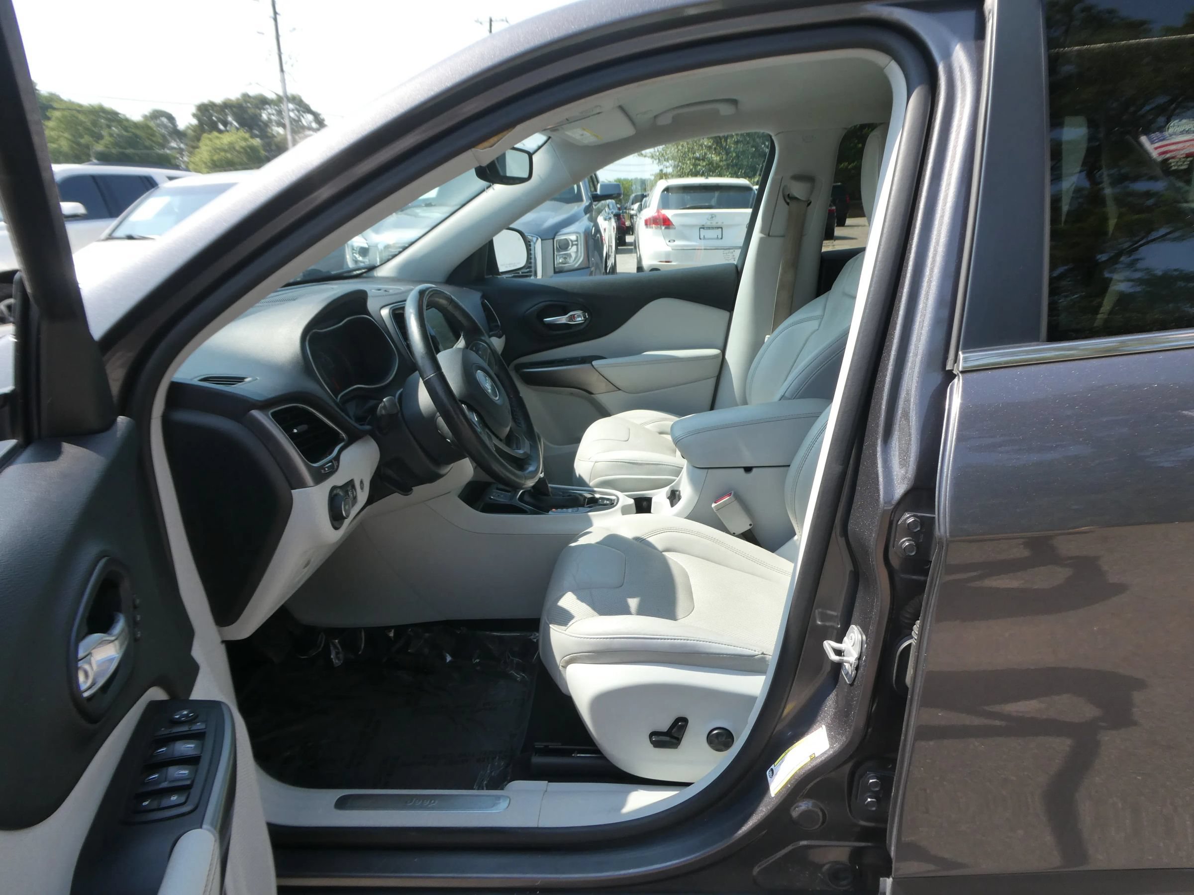 Used 2019 Jeep Cherokee Limited FWD image 12