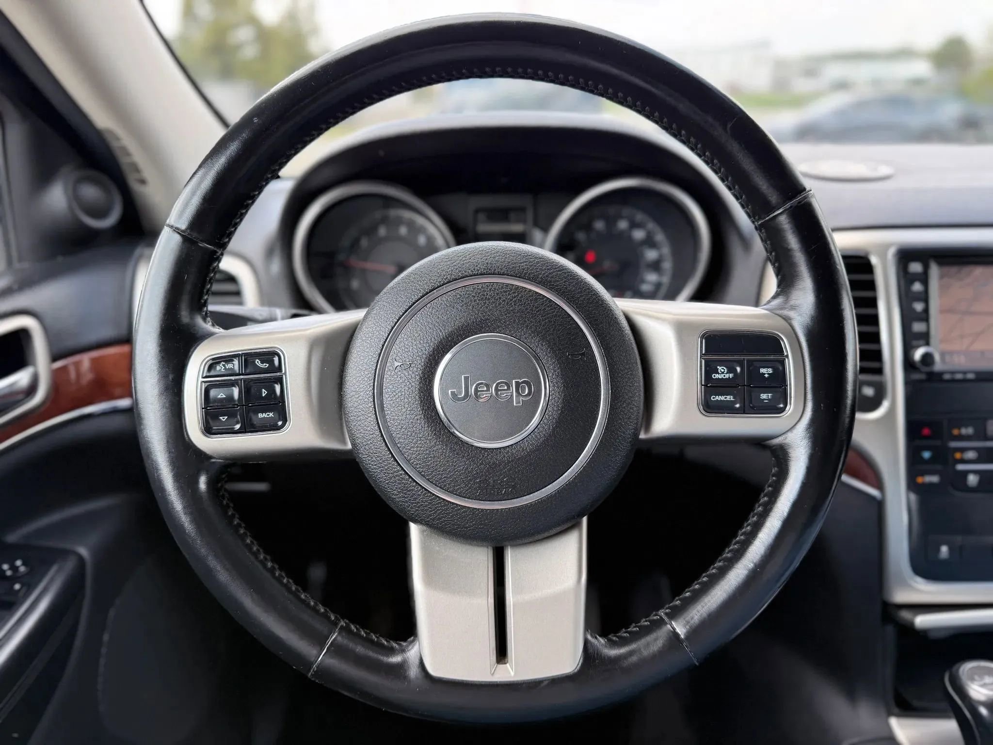 Used 2011 Jeep Grand Cherokee Limited w/ Luxury Group II image 25