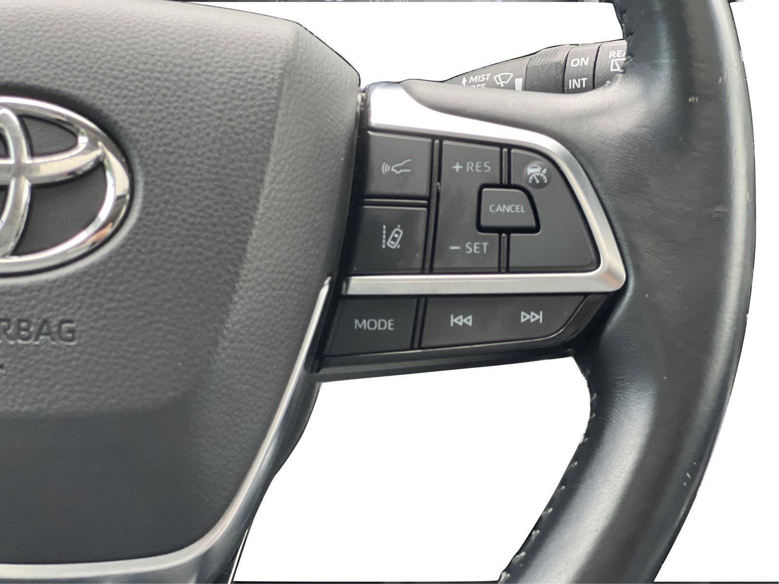 Used 2021 Toyota Highlander XLE AWD/4WD image 18