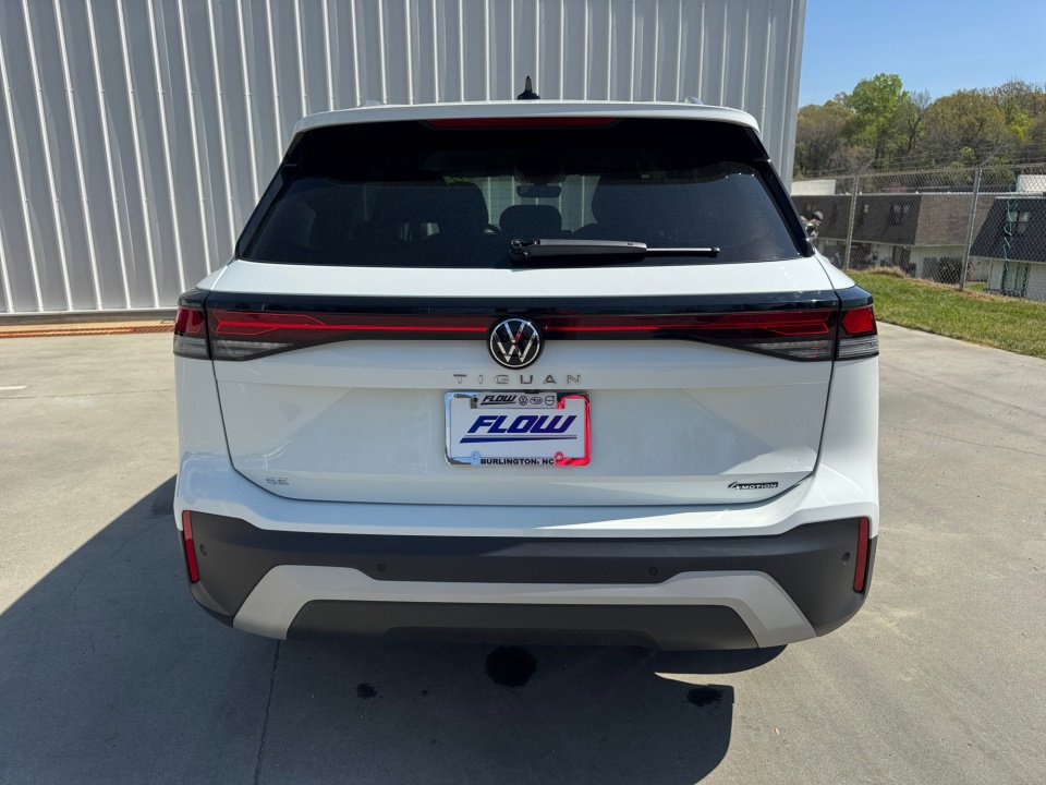 Used 2025 Volkswagen Tiguan SE image 18