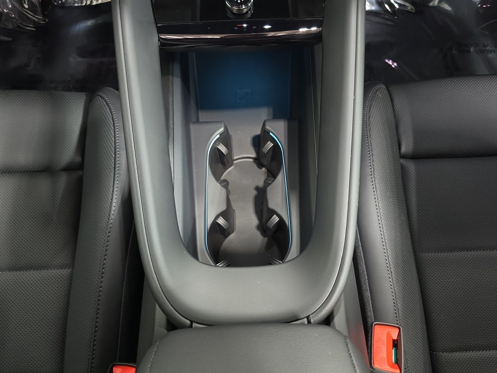 New 2026 Porsche Macan Electric RWD image 20
