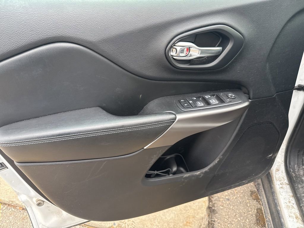 Used 2019 Jeep Cherokee Latitude Plus w/ Cold Weather Group image 11