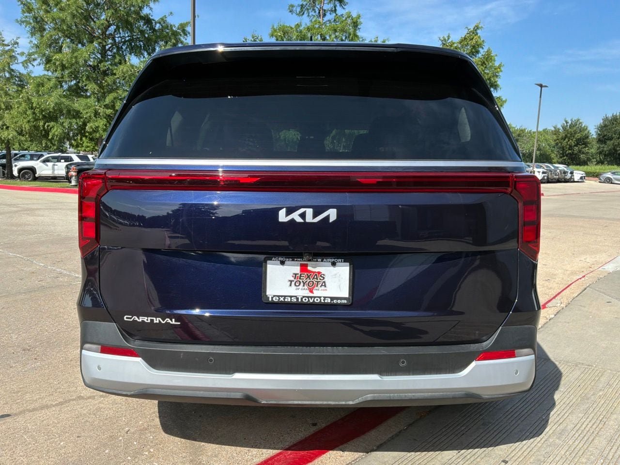 Used 2026 Kia Carnival FWD image 7