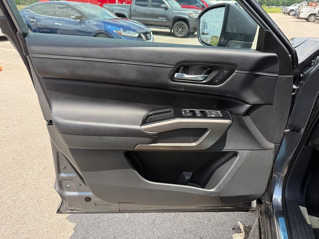 Used 2023 Nissan Pathfinder Platinum AWD/4WD image 7