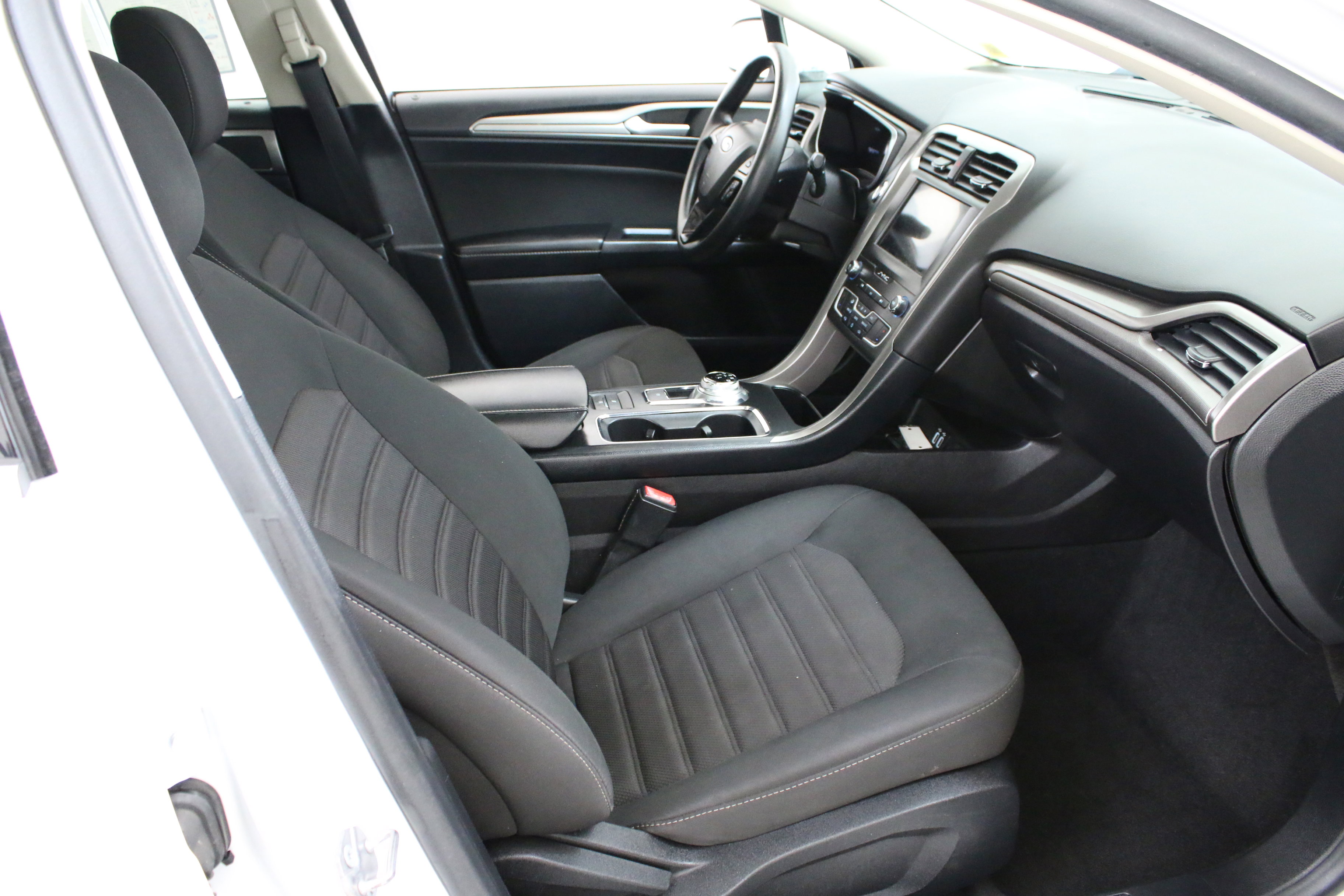 Used 2020 Ford Fusion SE image 30