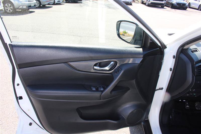 Used 2017 Nissan Rogue SV image 11