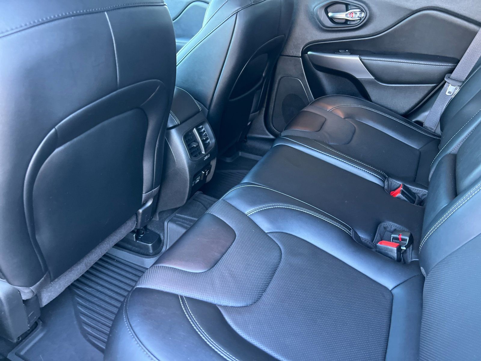 Used 2022 Jeep Cherokee Latitude Lux w/ Sun & Sound Group image 12