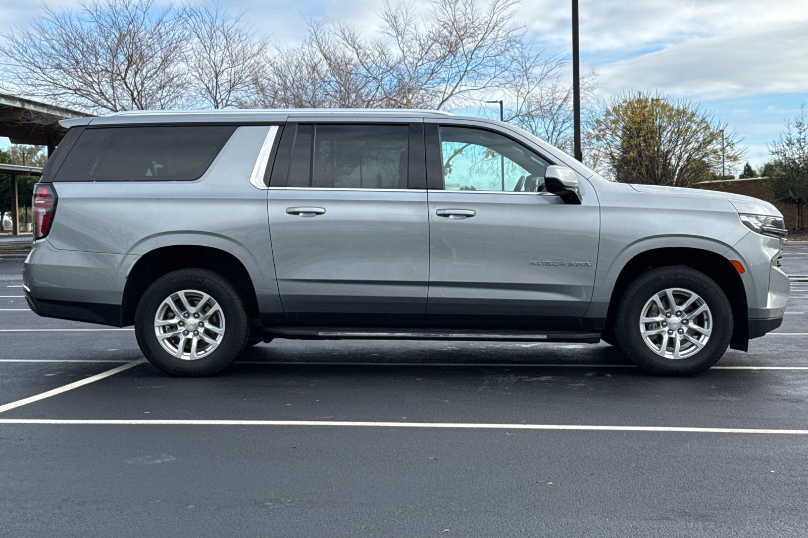 Used 2024 Chevrolet Suburban LT image 3