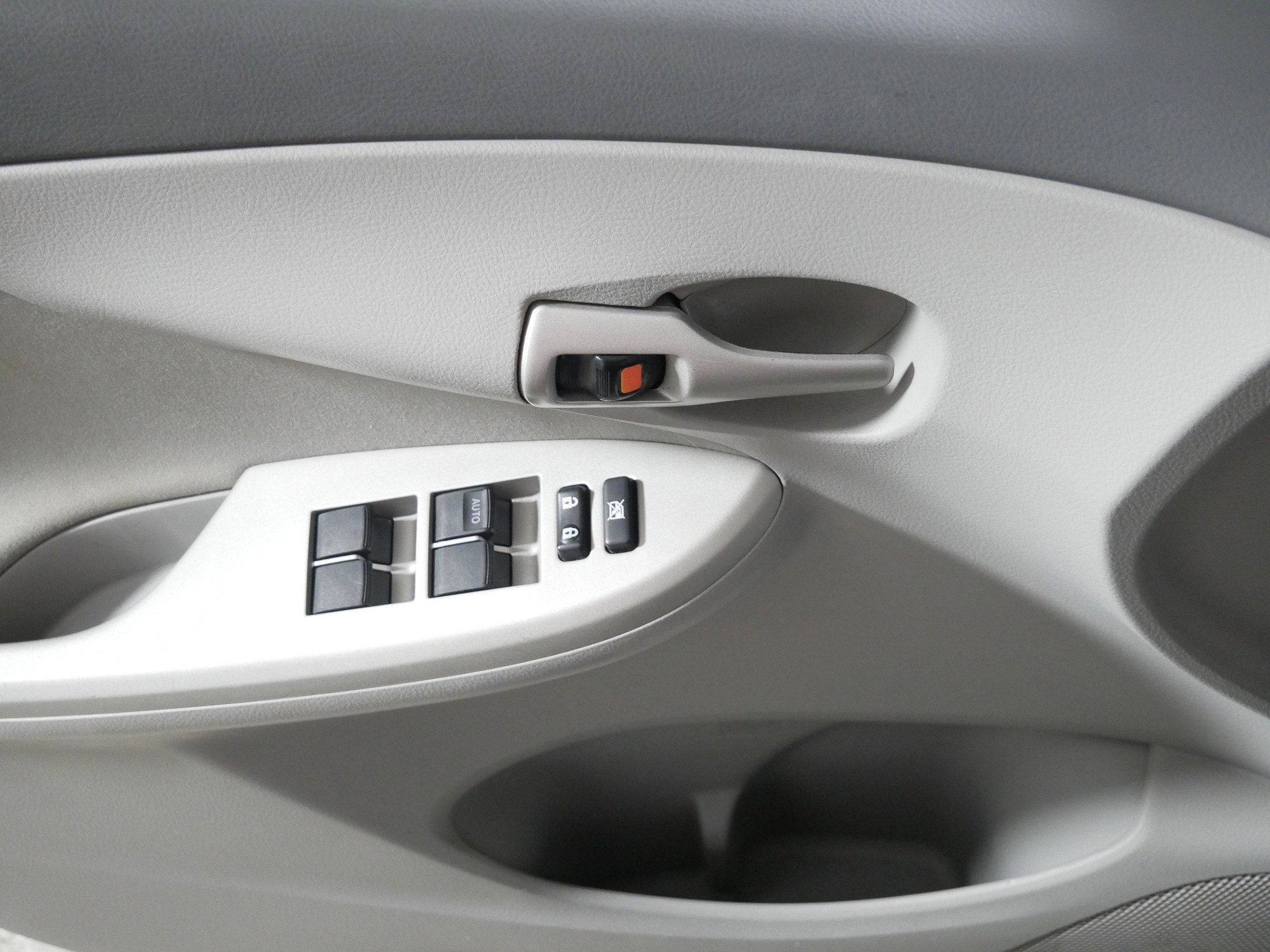 Used 2010 Toyota Corolla LE image 19