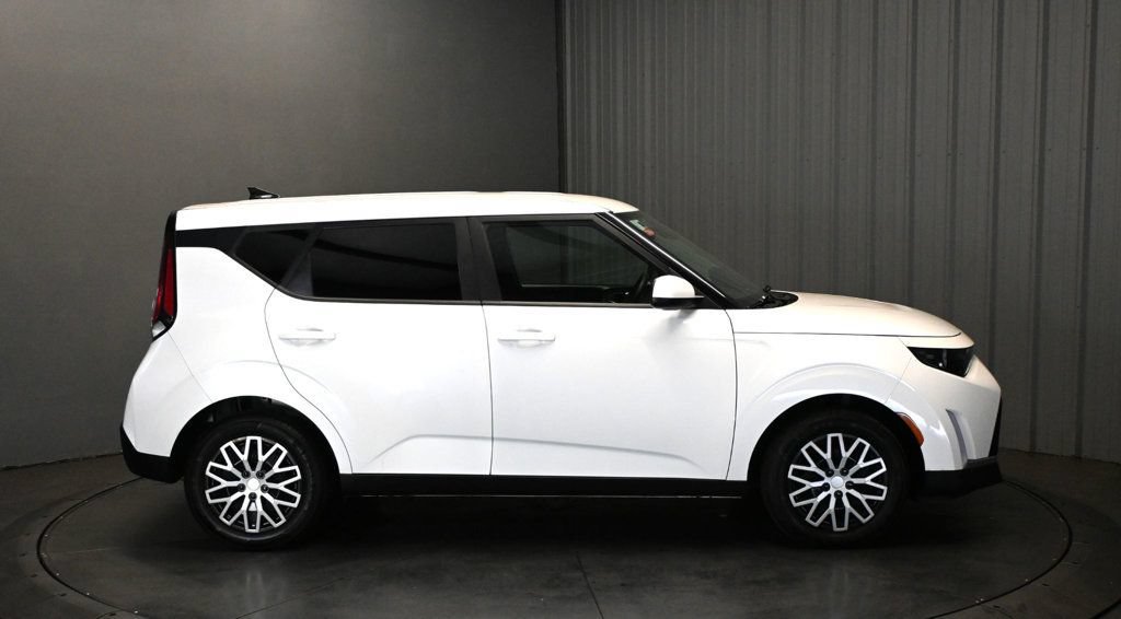 Used 2024 Kia Soul LX FWD image 4