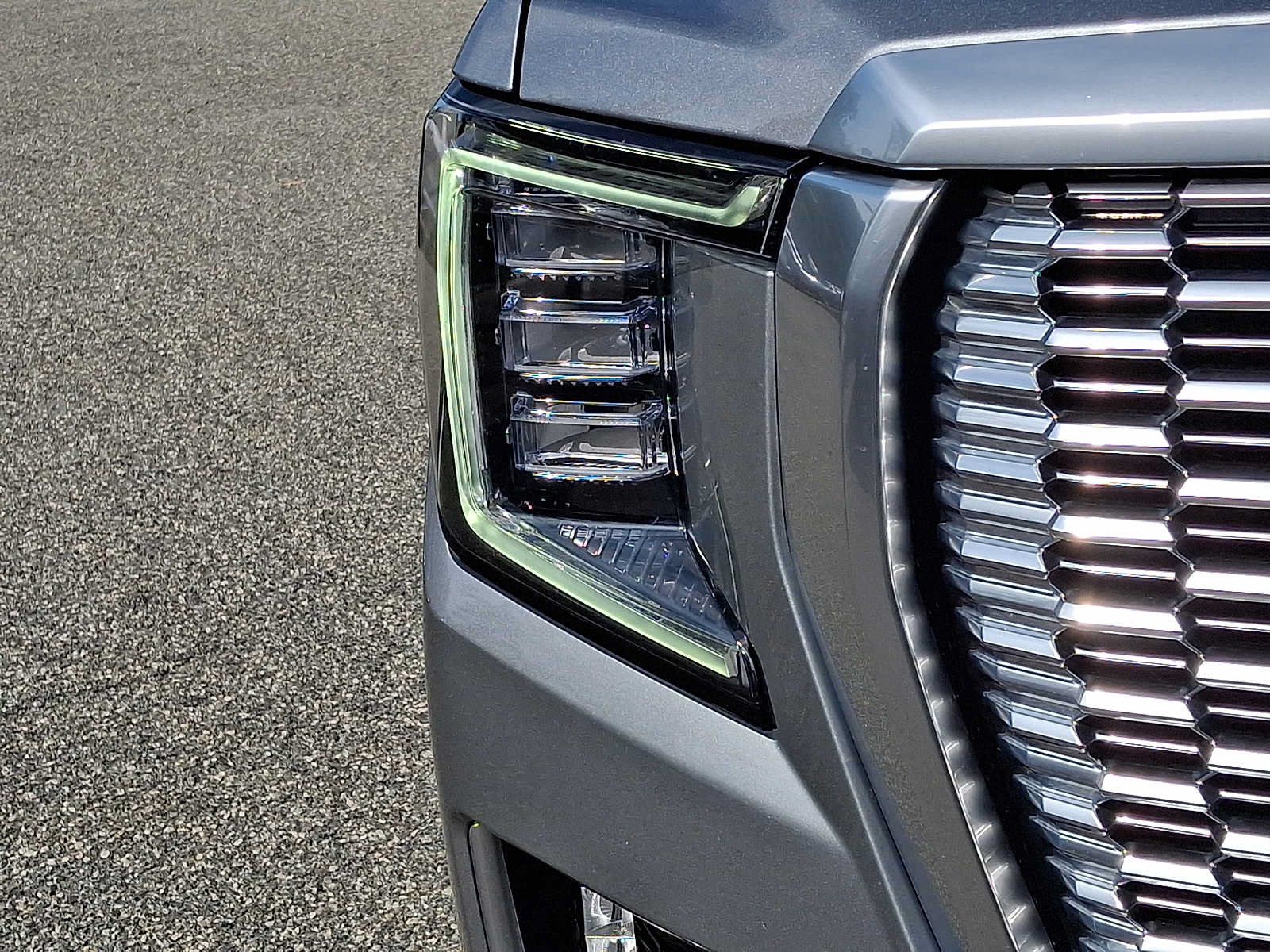 Used 2024 GMC Yukon Denali w/ Advanced Technology Package AWD/4WD image 9