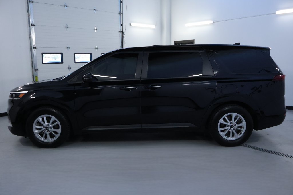 Used 2024 Kia Carnival LX FWD image 4