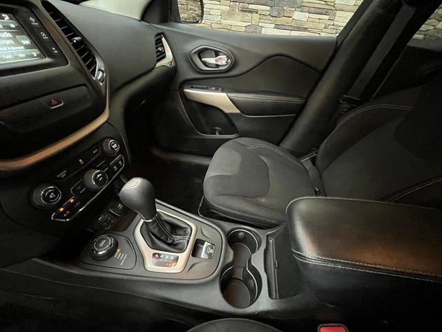 Used 2017 Jeep Cherokee Latitude w/ Cold Weather Group AWD/4WD image 27