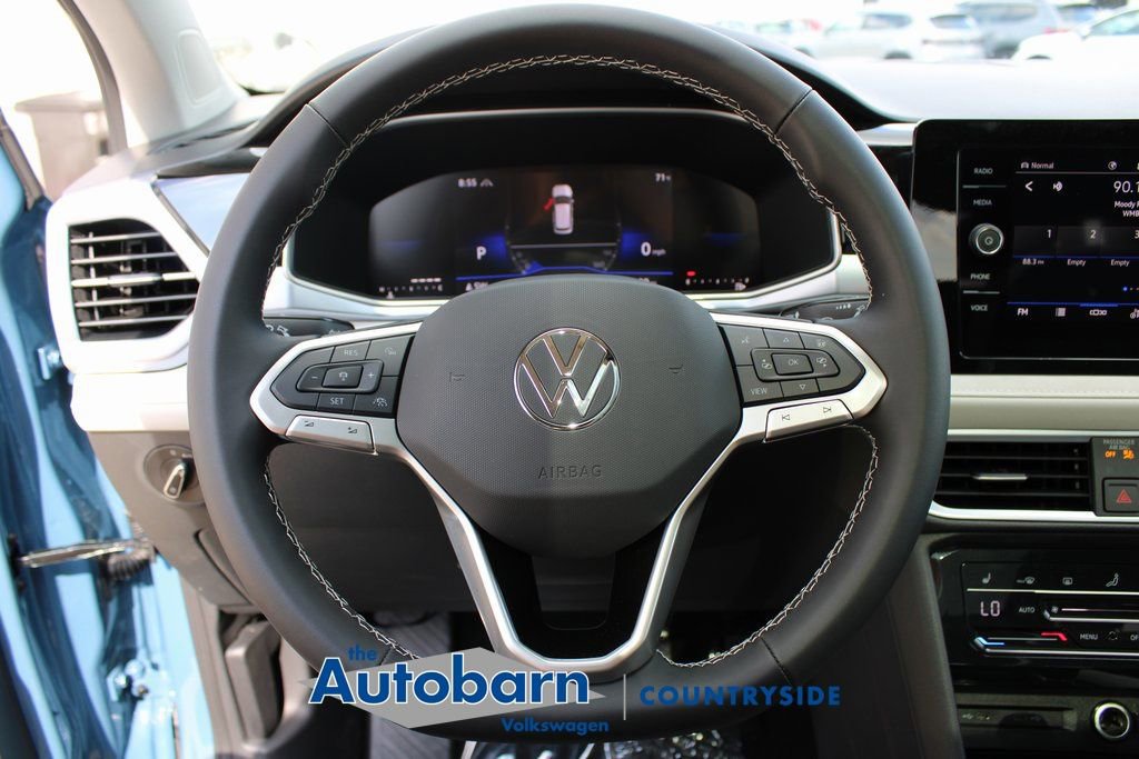 Certified 2025 Volkswagen Taos SE AWD/4WD image 11