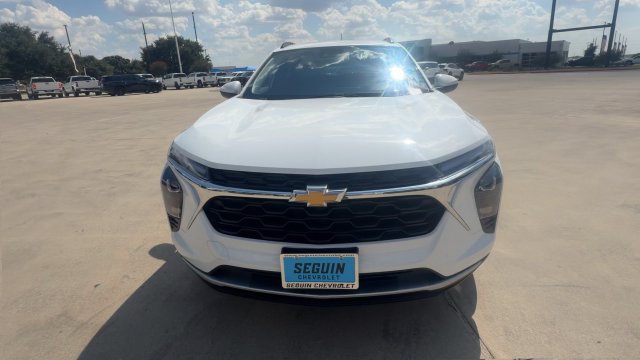 Used 2025 Chevrolet Trax LT FWD image 3