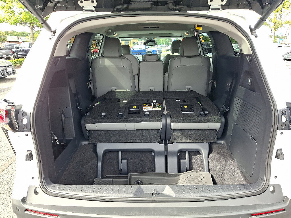 Certified 2026 Toyota Sienna XLE FWD image 33
