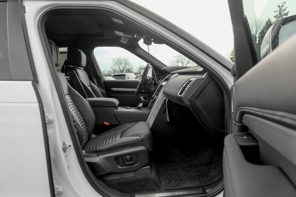 Used 2025 Land Rover Discovery Dynamic SE image 21