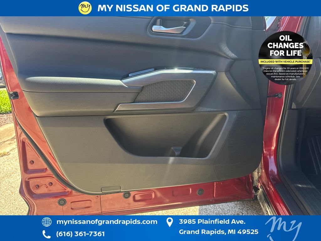 Used 2025 Nissan Pathfinder SL AWD/4WD image 11