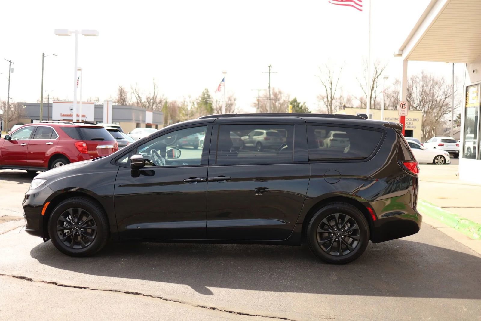 Used 2021 Chrysler Pacifica Touring w/ Uconnect Theater Family Group image 8