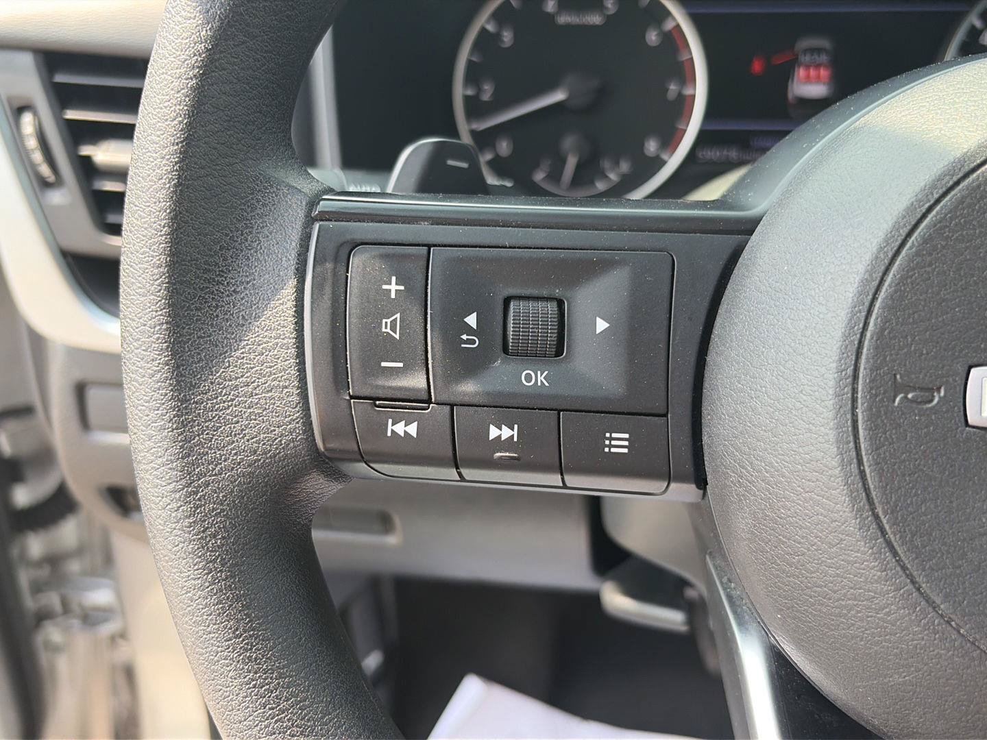 Used 2024 Nissan Rogue S FWD image 14