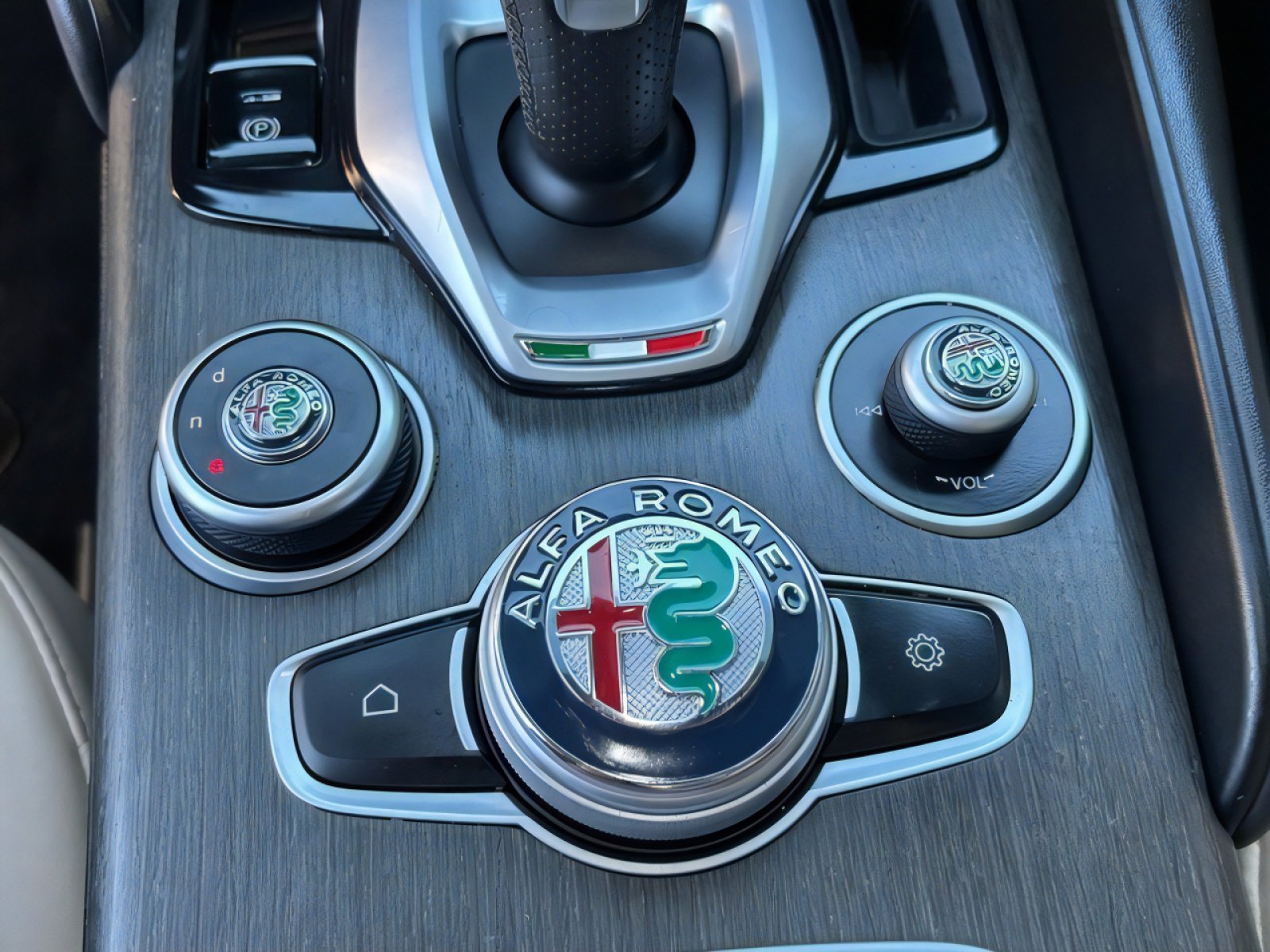 Used 2023 Alfa Romeo Giulia w/ Quick Order Package 22Z Lusso image 24