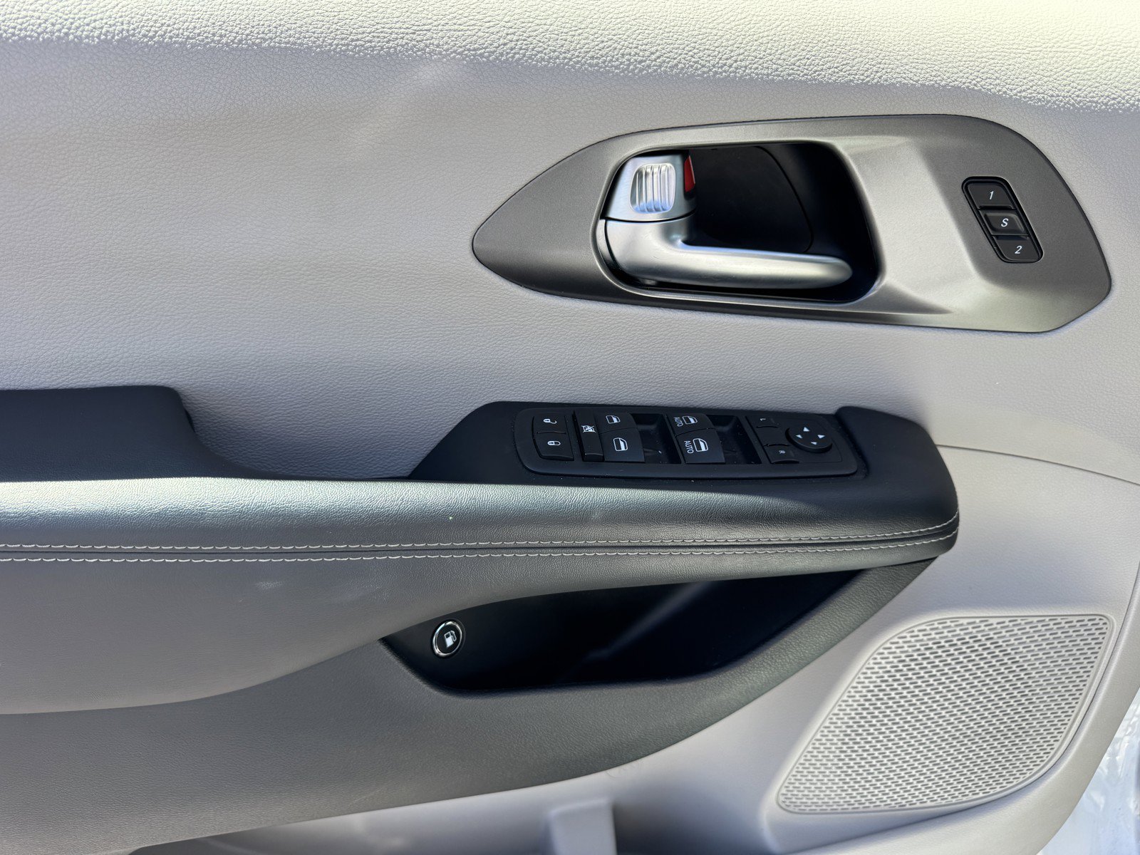 Used 2024 Chrysler Pacifica Limited FWD image 17