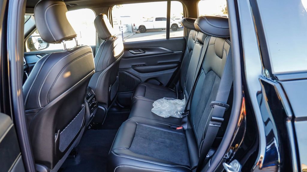 New 2025 Jeep Grand Cherokee Altitude image 20