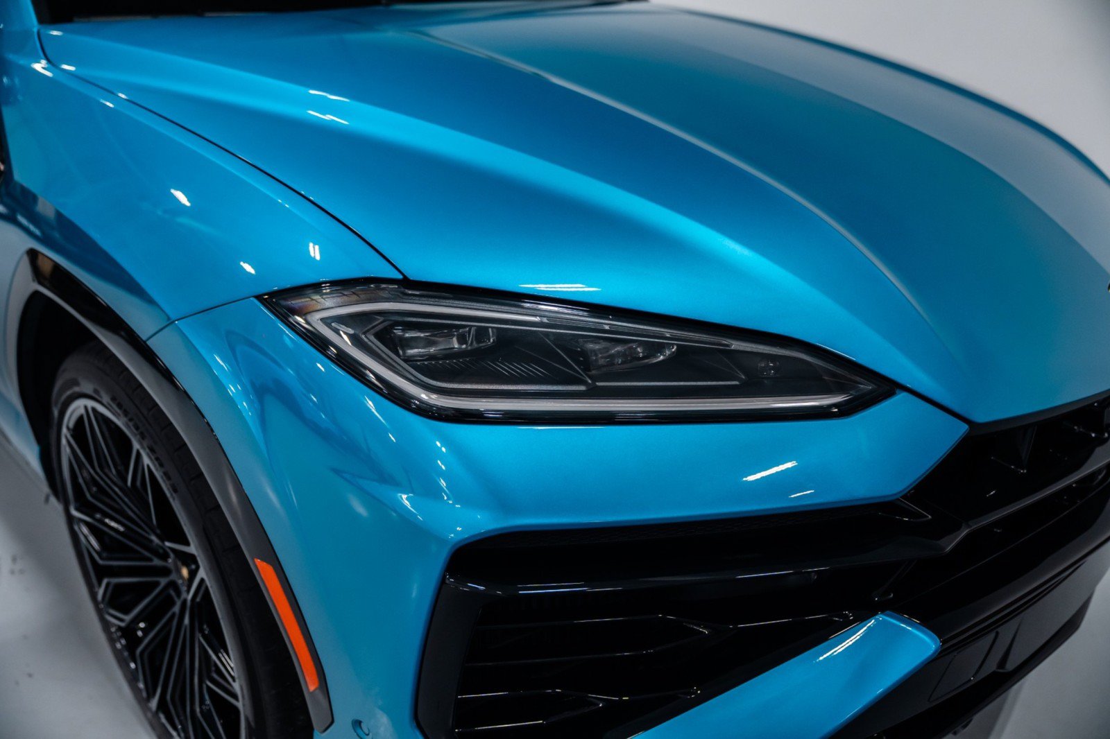 Used 2025 Lamborghini Urus SE AWD/4WD image 32