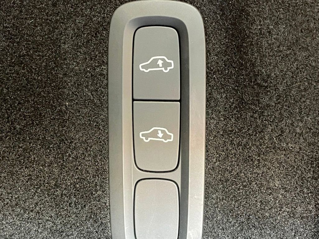 Used 2022 Volvo XC60 T8 Inscription image 21