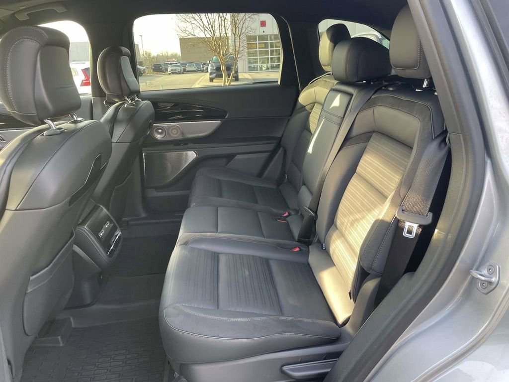 Used 2025 Lincoln Nautilus Reserve image 3