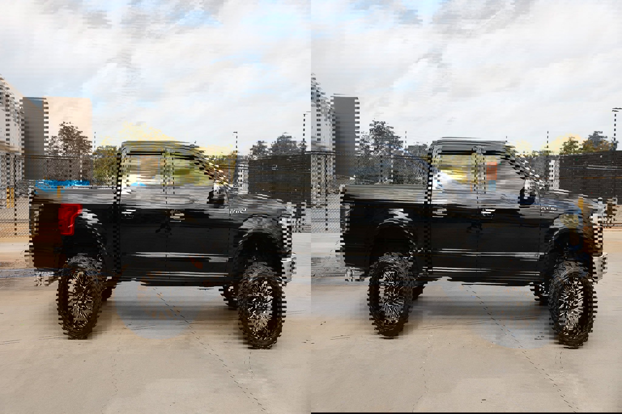 Used 2017 Ford F150 Lariat w/ Equipment Group 501A Mid image 18