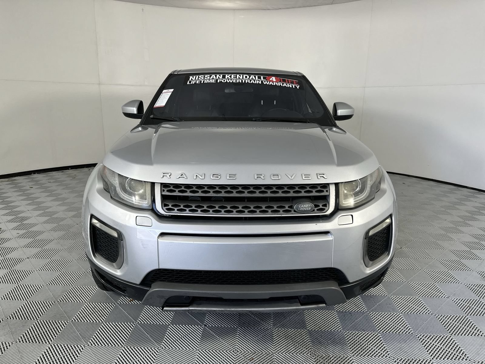 Used 2017 Land Rover Range Rover Evoque SE AWD/4WD image 3