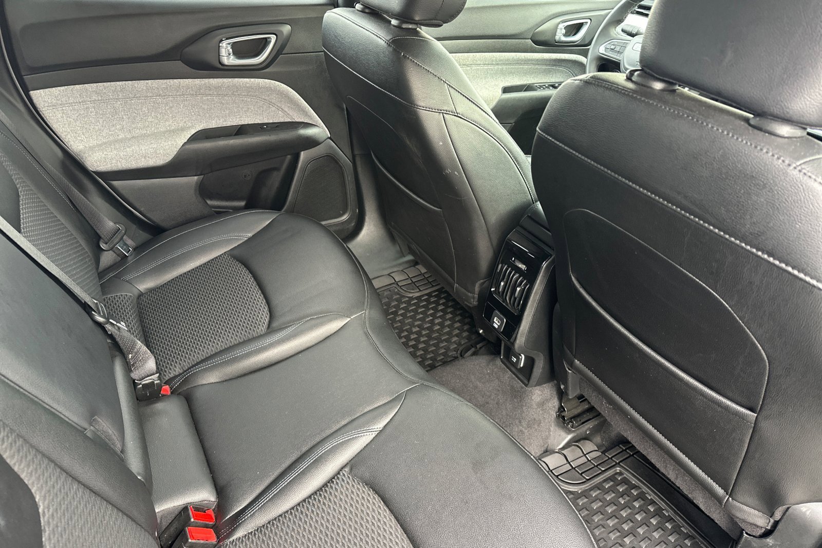 Used 2024 Jeep Compass Latitude image 17