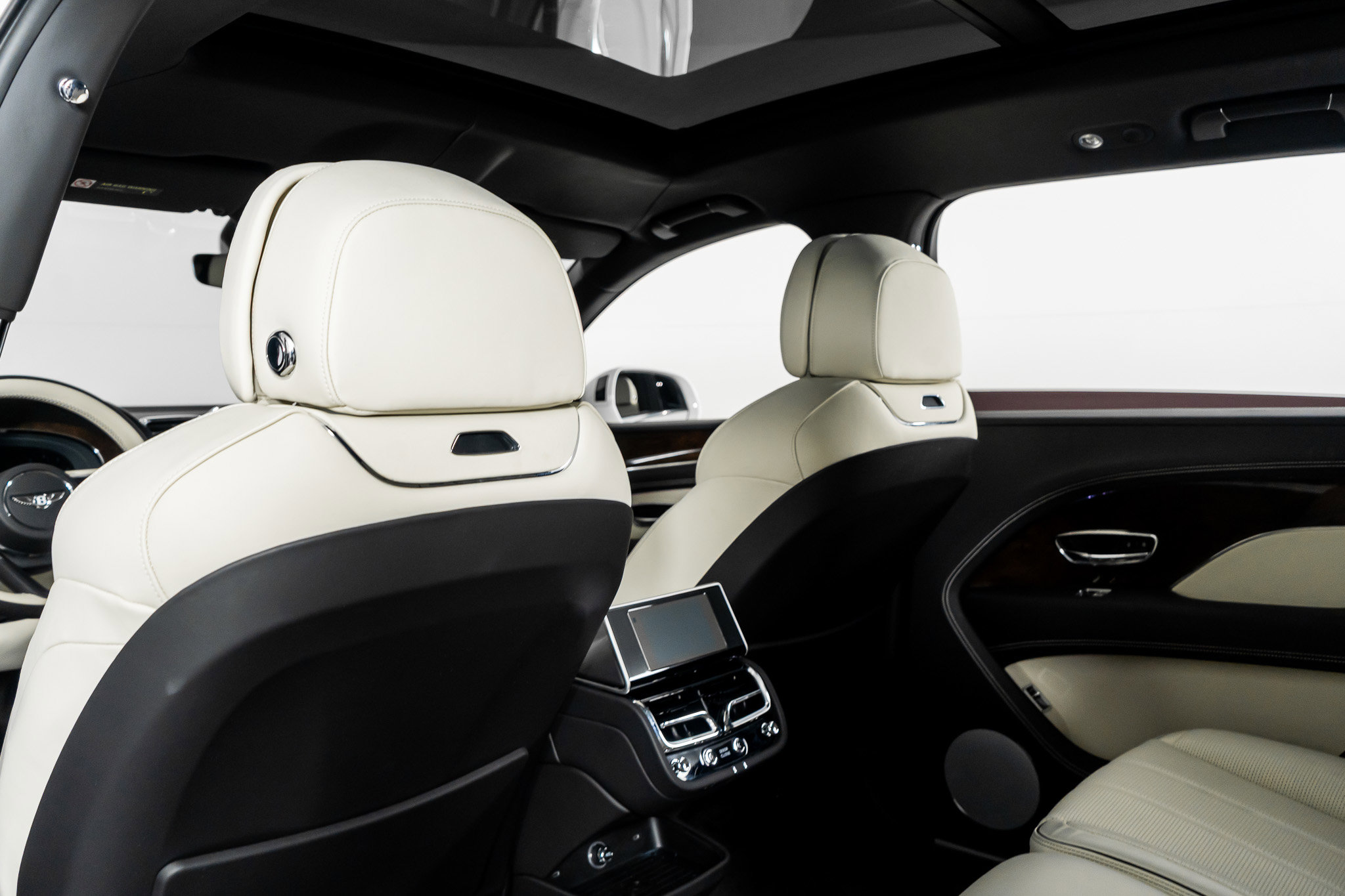 Used 2023 Bentley Bentayga Extended Wheelbase image 36