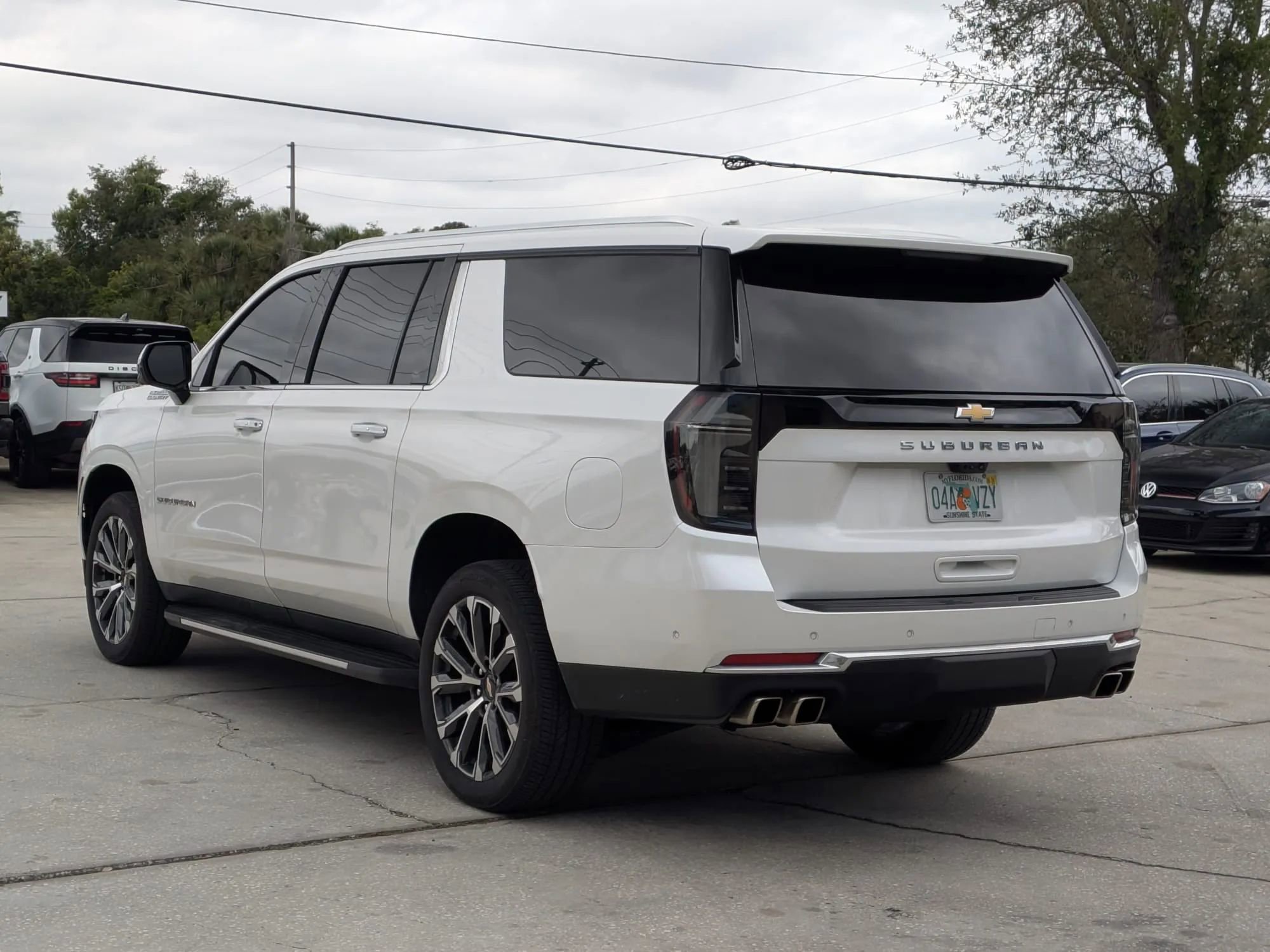 Used 2025 Chevrolet Suburban High Country RWD image 2