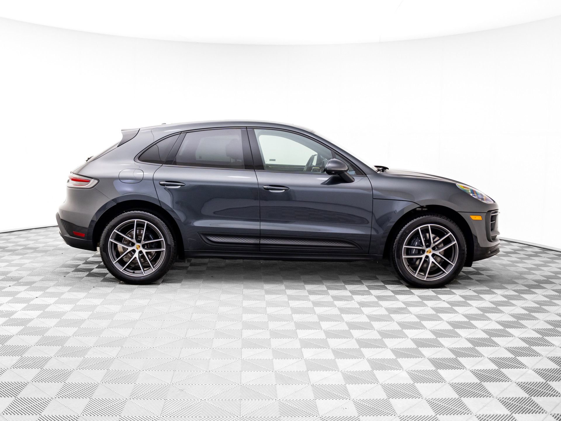 Certified 2025 Porsche Macan image 8