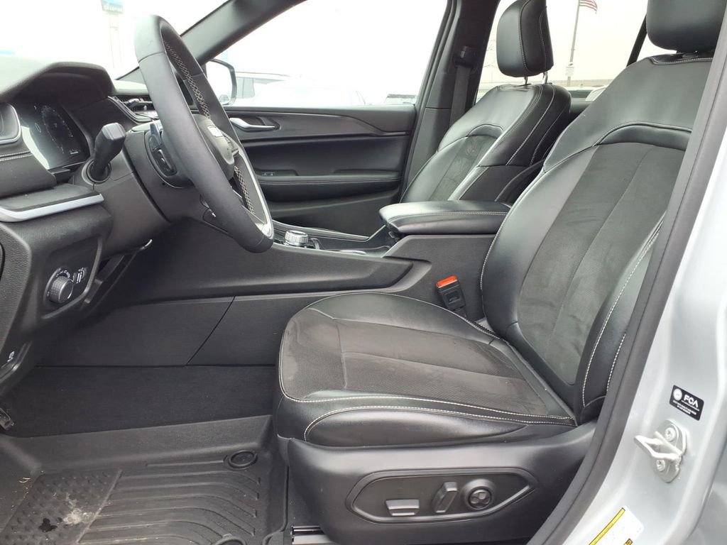 Used 2024 Jeep Grand Cherokee Altitude image 19