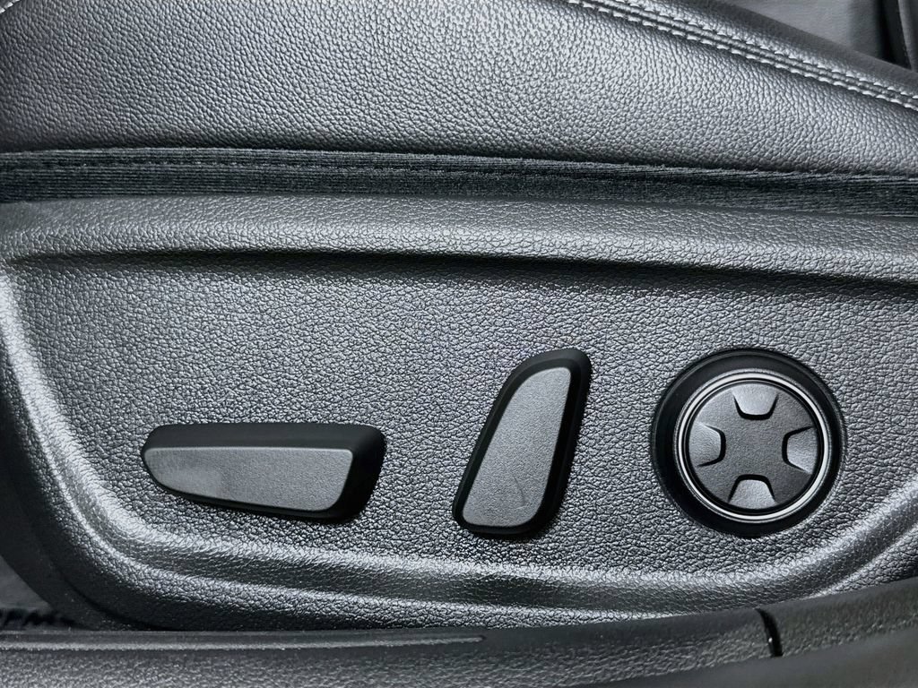 Used 2022 Genesis G70 2.0T AWD/4WD image 19