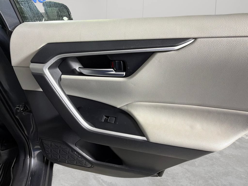 Used 2020 Toyota RAV4 XLE Premium FWD image 33