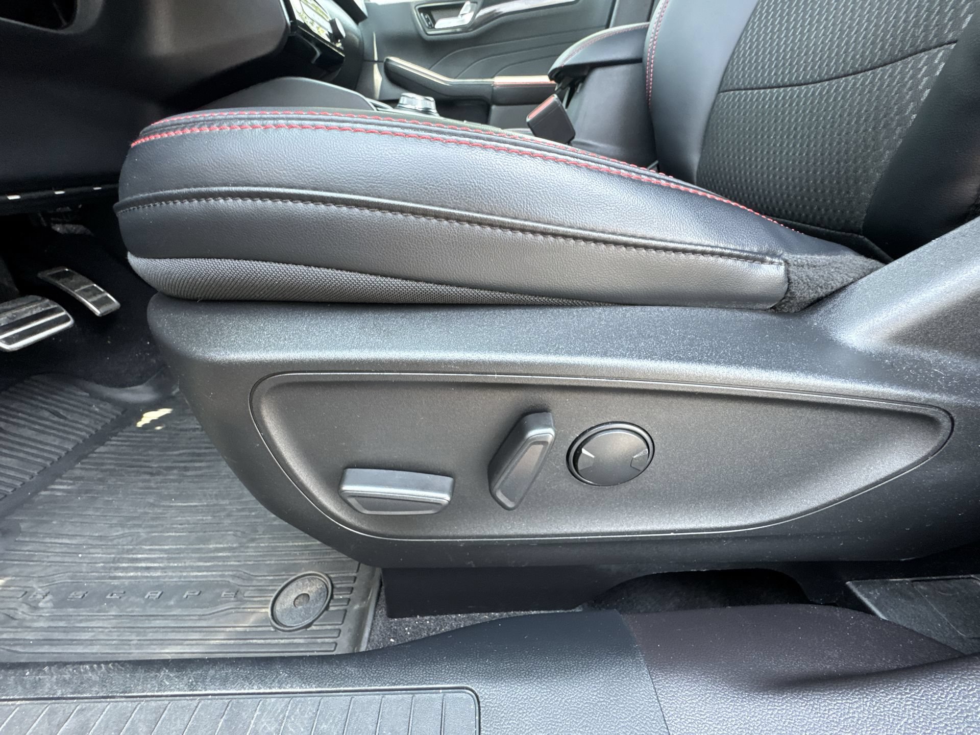 Used 2023 Ford Escape ST-Line w/ Tech Pack #1 AWD/4WD image 12