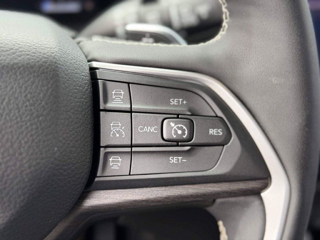 Used 2025 Jeep Grand Cherokee L Limited AWD/4WD image 29
