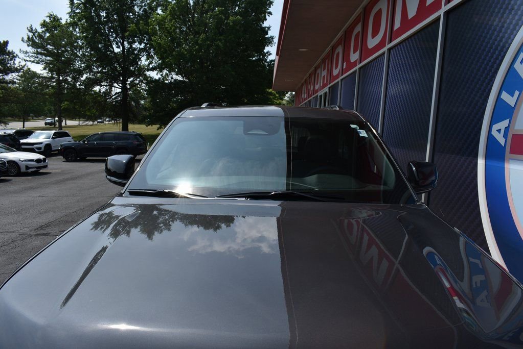 Used 2025 Jeep Grand Cherokee Limited w/ Black Appearance Package image 10