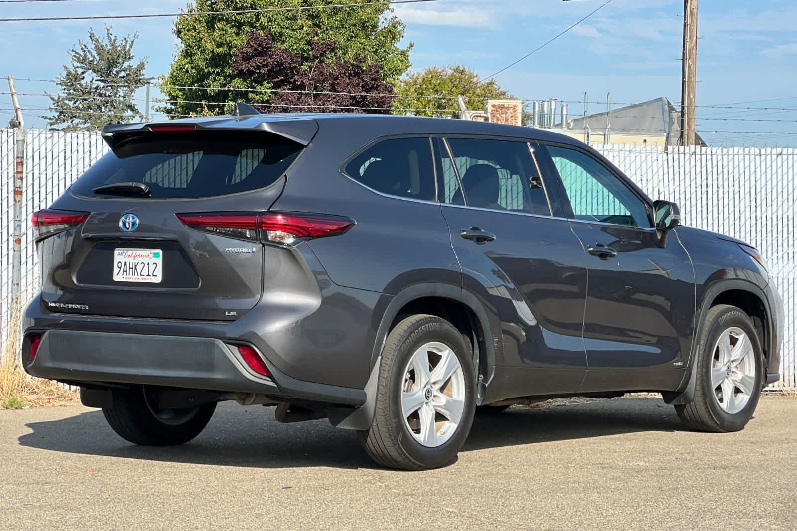 Used 2022 Toyota Highlander LE AWD/4WD image 3