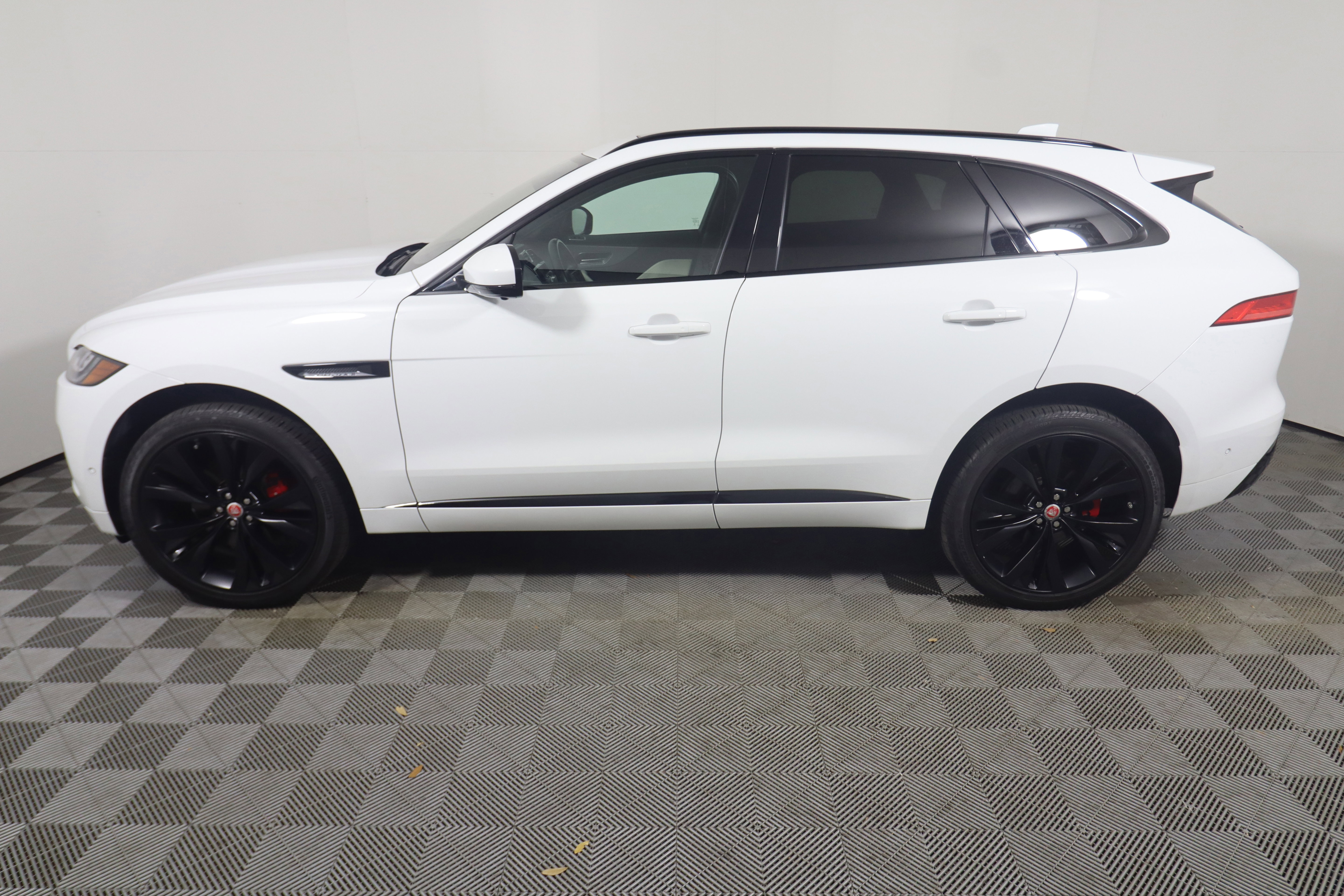 Used 2019 Jaguar F-PACE S AWD/4WD image 2