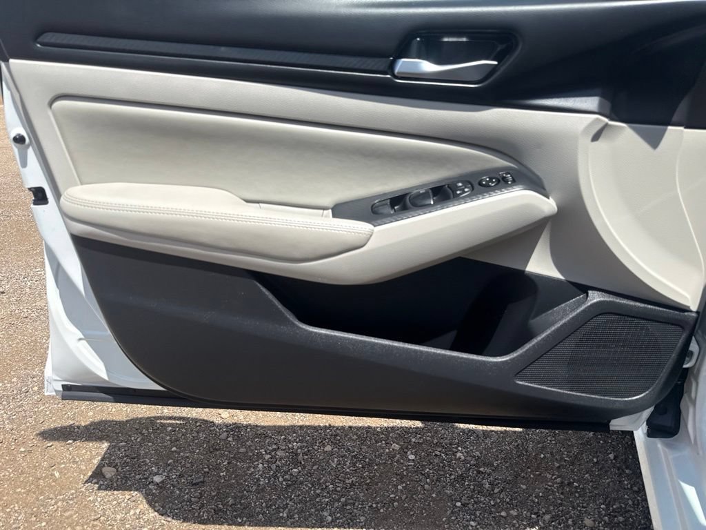 Used 2025 Nissan Altima 2.5 SV FWD image 11