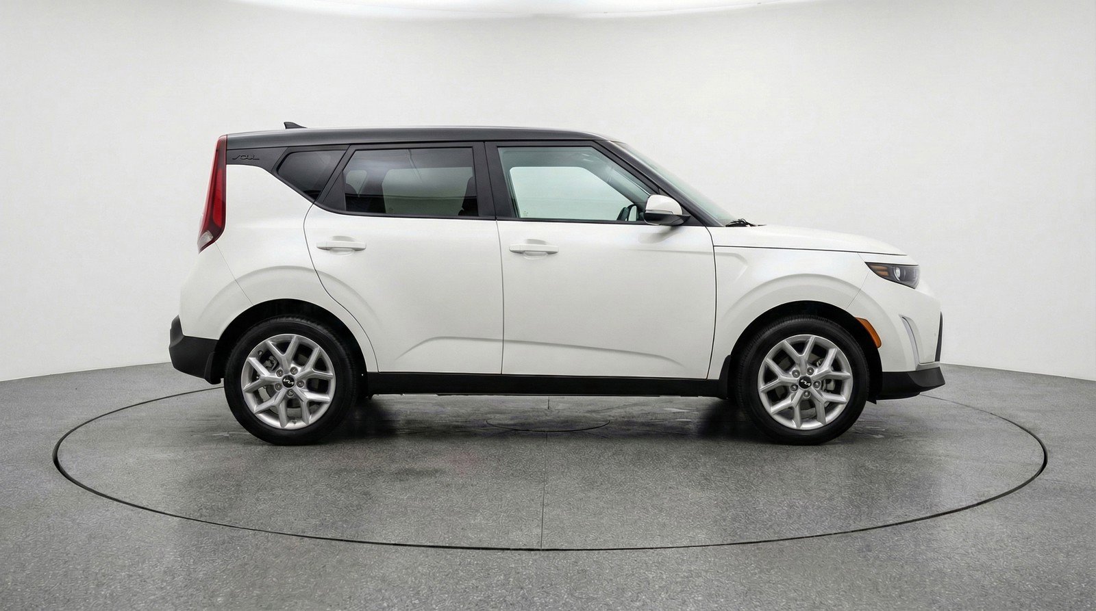 Used 2025 Kia Soul LX w/ LX Technology Package FWD image 11